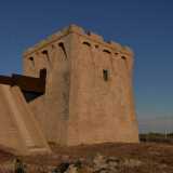 Il torrente scorre nei pressi di una torre di avvistamento che si erge nel silenzio della sterminata campagna